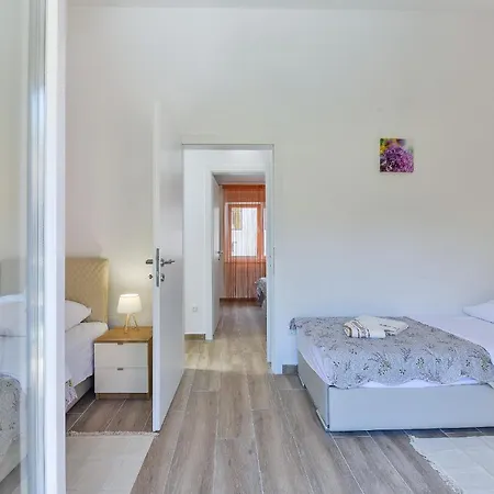 Villa With 2 Bedrooms And Private Jacuzzy, Private Parking - Cas5 * Starigrad Paklenica