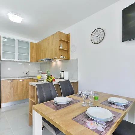 Villa With 2 Bedrooms And Private Jacuzzy, Private Parking - Cas5