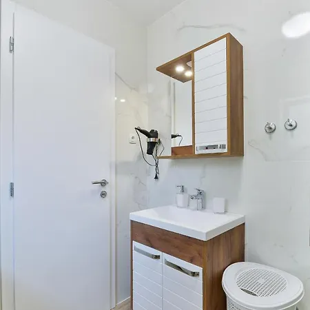 Villa With 2 Bedrooms And Private Jacuzzy, Private Parking - Cas5 * Starigrad Paklenica