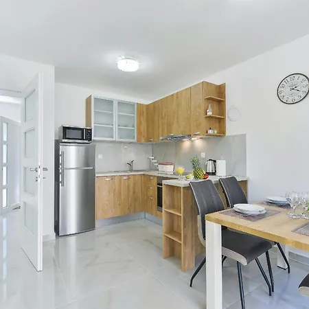 Villa With 2 Bedrooms And Private Jacuzzy, Private Parking - Cas5 * Starigrad Paklenica