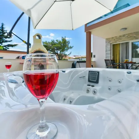 Villa With 2 Bedrooms And Private Jacuzzy, Private Parking - Cas5 Starigrad Paklenica